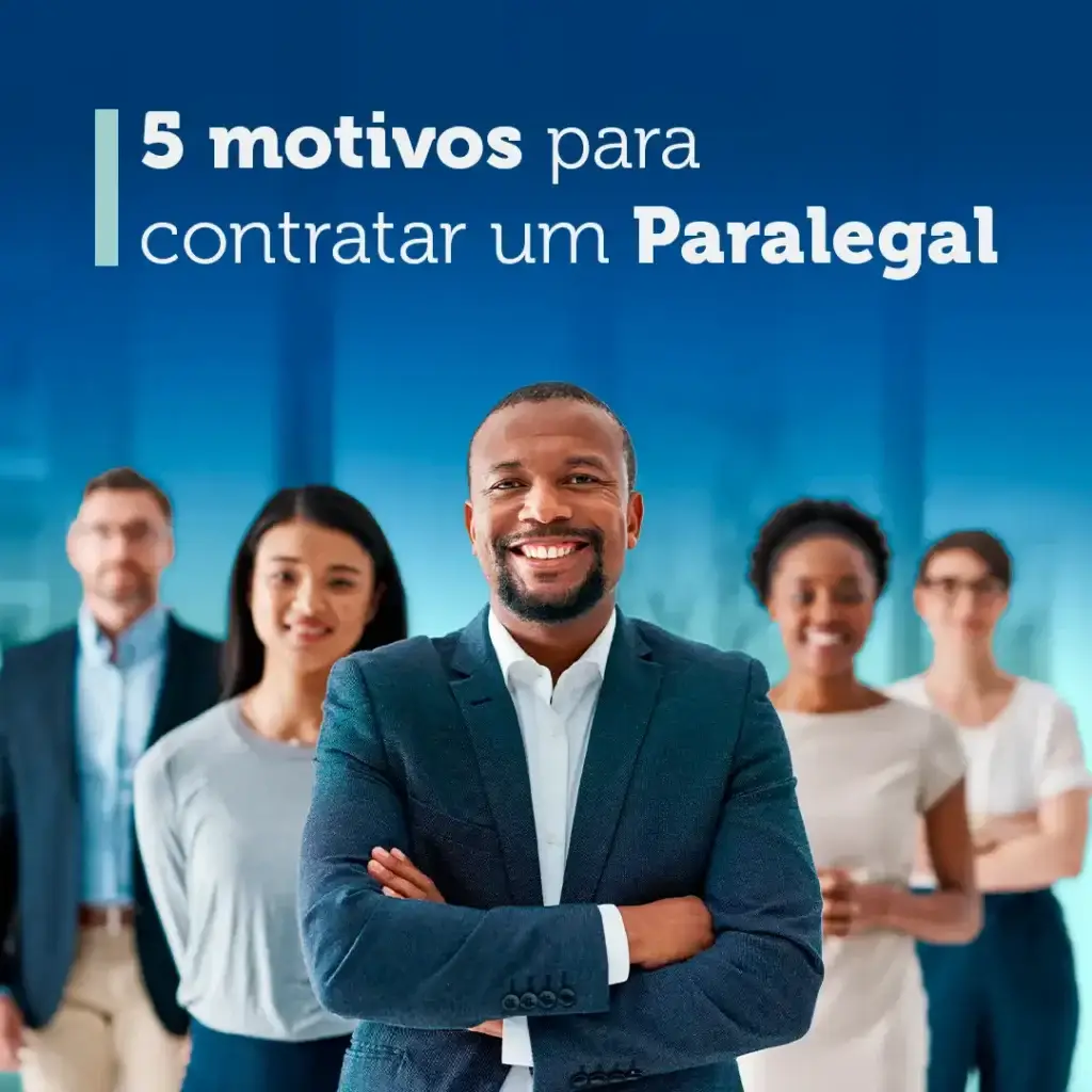 Imagem com cinco profissionais sorrindo em um ambiente corporativo, ressaltando os 5 motivos para contratar um paralegal.