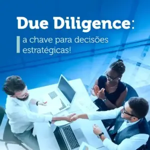 Imagem representando o conceito de Due Diligence como a chave para decisões estratégicas. Profissionais em uma mesa colaborando e trocando ideias. Ideal para entender a importância da análise detalhada em investimentos.