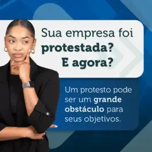 Mulher pensativa em traje profissional com fundo azul, abordando a questão de protestos e seu impacto nos negócios.