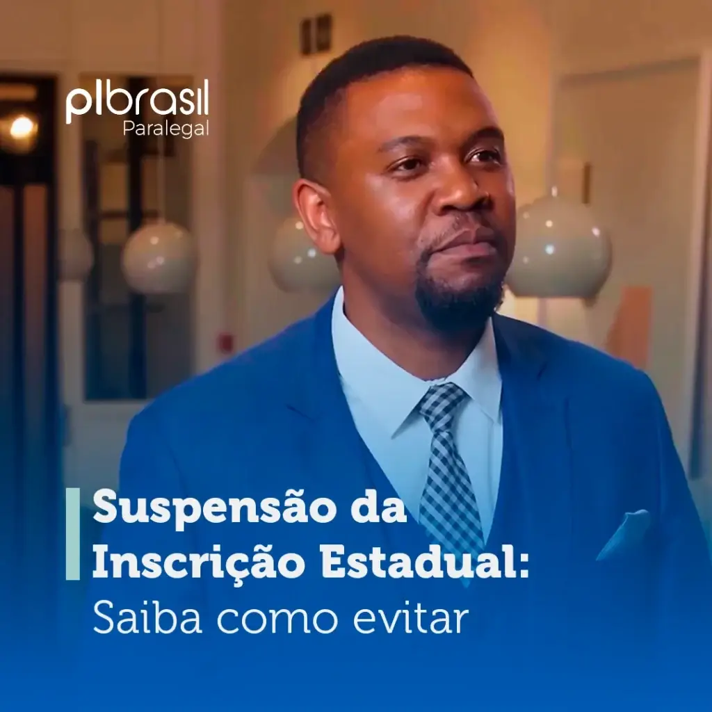 Homem vestido com traje formal fala sobre a suspensão da Inscrição Estadual e como evitar problemas relacionados. Confira dicas importantes.
