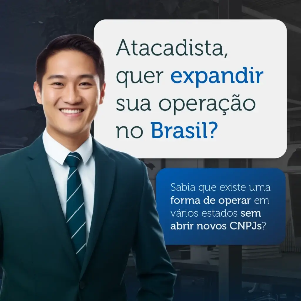 Homem de terno explicando opções para expandir operação no Brasil sem abrir novos CNPJs, promovendo oportunidades de crescimento empresarial.