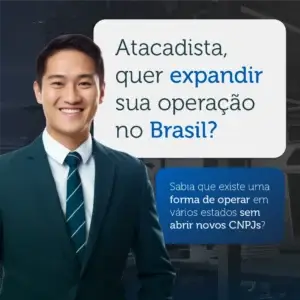 Homem de terno explicando opções para expandir operação no Brasil sem abrir novos CNPJs, promovendo oportunidades de crescimento empresarial.