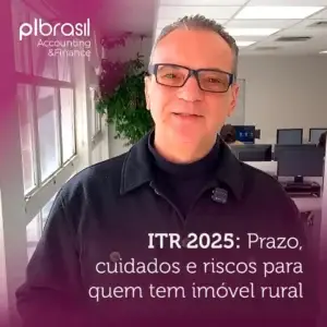 Homem sorridente em ambiente de escritório com computadores ao fundo, promovendo evento de tributário rural e riscos para imóveis rurais em 2025.