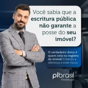 Homem de terno cinza com barba e expressão confiante ao lado de mensagem sobre escritura pública de imóveis