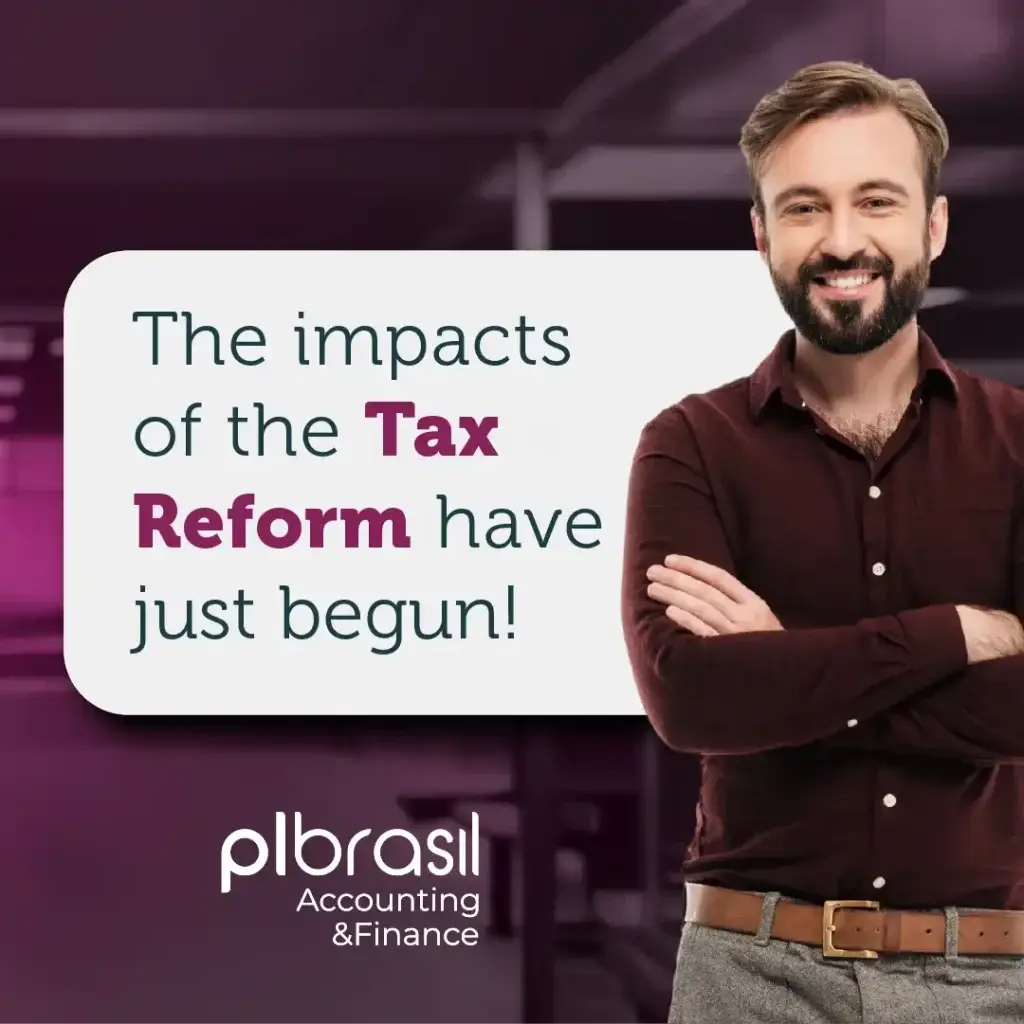 Homem sorridente ao lado de um cartaz que informa sobre os impactos da Reforma Tributária no Brasil, relacionada ao setor de contabilidade e finanças.