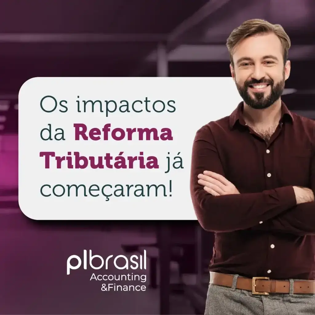 Homem sorridente ao lado de um cartaz que informa sobre os impactos da Reforma Tributária no Brasil, relacionada ao setor de contabilidade e finanças.
