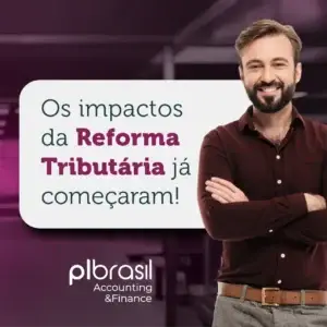 Homem sorridente ao lado de um cartaz que informa sobre os impactos da Reforma Tributária no Brasil, relacionada ao setor de contabilidade e finanças.