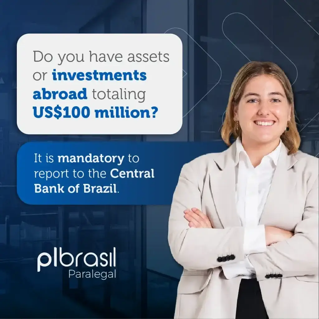Imagem de uma mulher de terno bege sorrindo com braços cruzados, promovendo a importância de reportar investimentos e ativos ao Banco Central do Brasil.