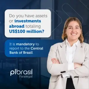 Imagem de uma mulher de terno bege sorrindo com braços cruzados, promovendo a importância de reportar investimentos e ativos ao Banco Central do Brasil.