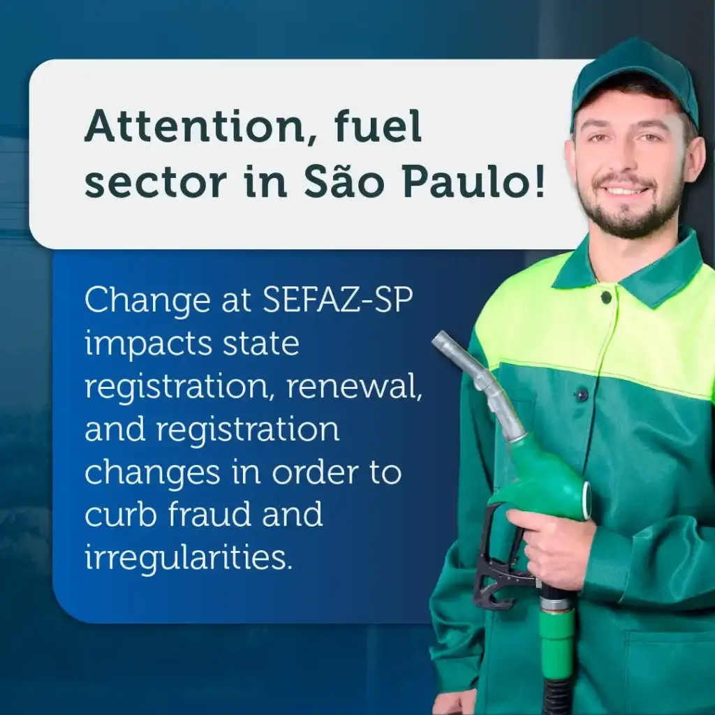 Imagem de um profissional do setor de combustíveis em São Paulo com uniforme verde e azul, segurando uma bomba de gasolina, informando sobre mudanças na SEFAZ-SP para evitar fraudes e irregularidades.