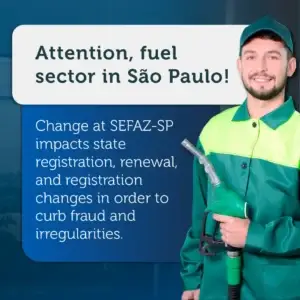 Imagem de um profissional do setor de combustíveis em São Paulo com uniforme verde e azul, segurando uma bomba de gasolina, informando sobre mudanças na SEFAZ-SP para evitar fraudes e irregularidades.