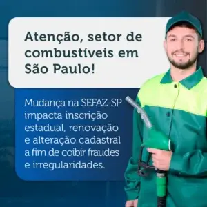 Imagem de um profissional do setor de combustíveis em São Paulo com uniforme verde e azul, segurando uma bomba de gasolina, informando sobre mudanças na SEFAZ-SP para evitar fraudes e irregularidades.