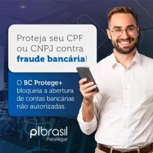 Homem sorridente segurando um celular, promovendo proteção contra fraude bancária ao proteger CPF ou CNPJ com o BC Protege+.